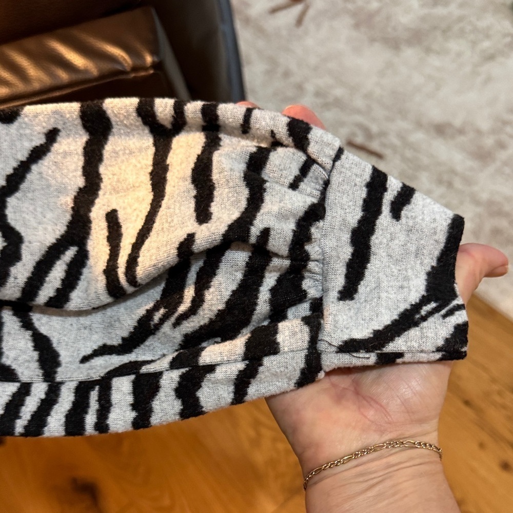 Zebra Print Sweatshirt in Black and Gray Social Standard Sanctuary Medium. A35 - Picture 4 of 9
